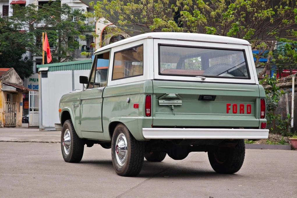 ford-bronco-1971-nguyen-zin-rao-ban-ngang-mot-chiec-lexus-rx-350-doi-moi-anh2-1787652684394 ford-bronco-1971-nguyen-zin-rao-ban-ngang-mot-chiec-lexus-rx-350-doi-moi-anh2-1787652684394