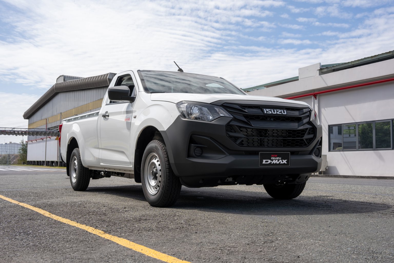 Phần-dầu-xe-kế-thừa-ngôn-ngữ-thiết-kế-dặc-trưng-của-ISUZU-D-MAX-với-những-dường-nét-sắc-gọn-mạnh-mẽ.-1536x1024