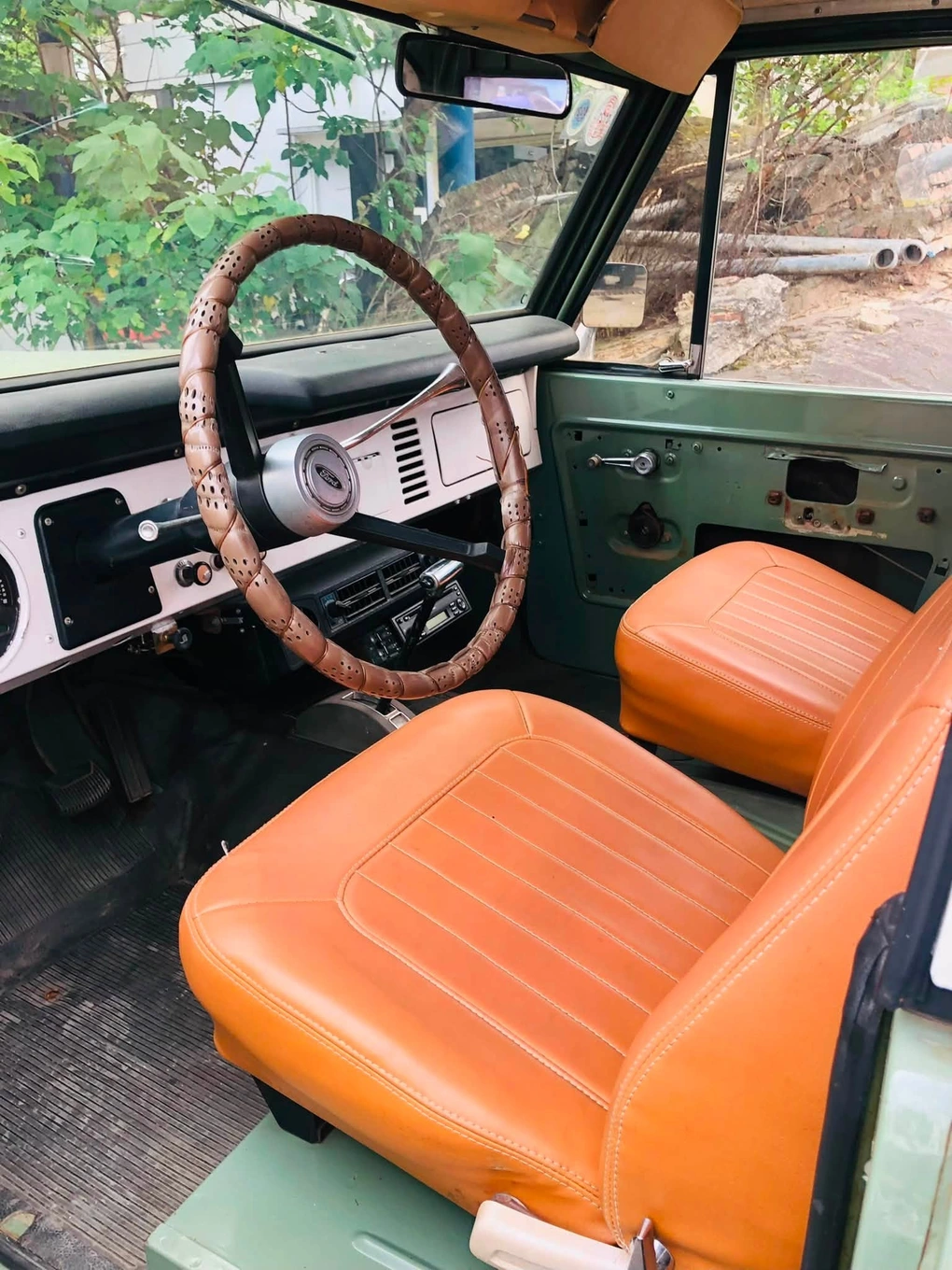 ford-bronco-1971-nguyen-zin-rao-ban-ngang-mot-chiec-lexus-rx-350-doi-moi-anh3-1787652685740 ford-bronco-1971-nguyen-zin-rao-ban-ngang-mot-chiec-lexus-rx-350-doi-moi-anh3-1787652685740